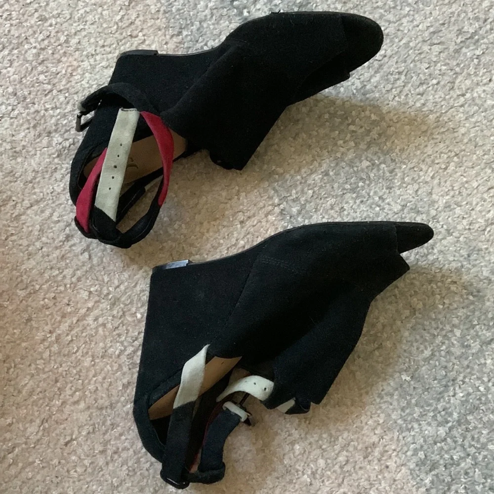 Joe’s Jeans black suede wedge heels with fuchsia white suede strap - size 8.5